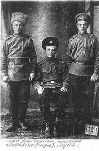 Іван Черпак (посередині) - сотник Вороньківської сотні