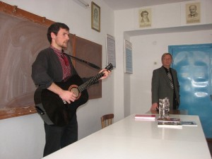 Олександр Зодорожний виконує українські військові пісні