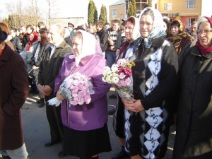 Учасники вшанувань у с. Легедзине. 7 листопада 2010 р.