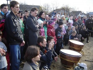 Учасники вшанувань у с. Легедзине. 7 листопада 2010 р.