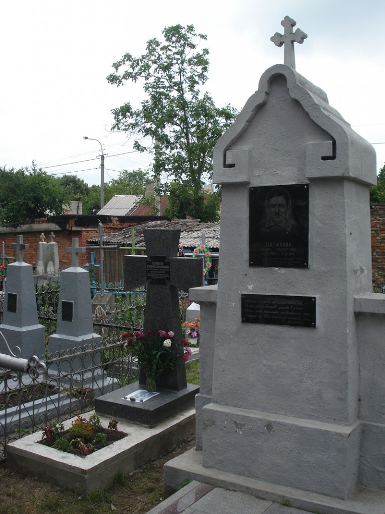 Могила полковника Вротновського-Сивошапки знаходиться поряд із могилою командувача Армією УНР Василя Тютюнника.