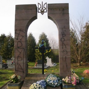 Пам’ятник воїнам УПА у селі Грушовиці на Закерзонні