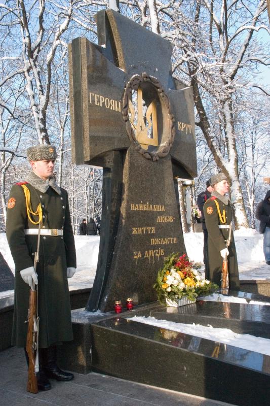 Козацький хрест Героям Крут на Аскольдовій Могилі
