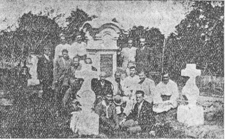 Члени комітету і гості під памятником.