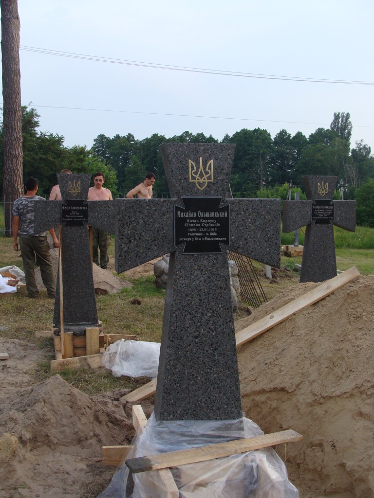 Пам’ятники виготовлені у формі Ордену Хреста Симона Петлюри