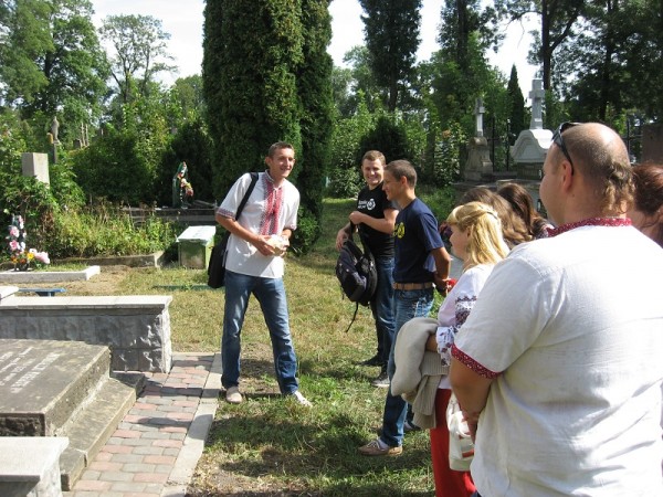 Молодь біля могили генерал-хорунжого Армії УНР Є. Мєшковського