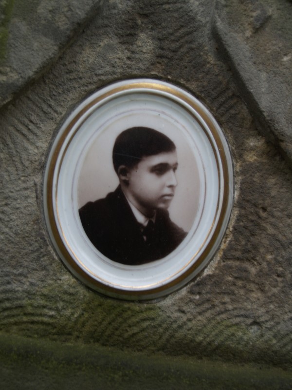 Медальйон зі світлиною М. Фролова на надгробку