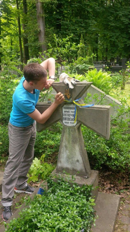 Євген золотить тризуби на могилах українських воїнів