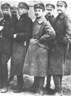 Віктор Цимбал (посередині) серед вояків Армії УНР