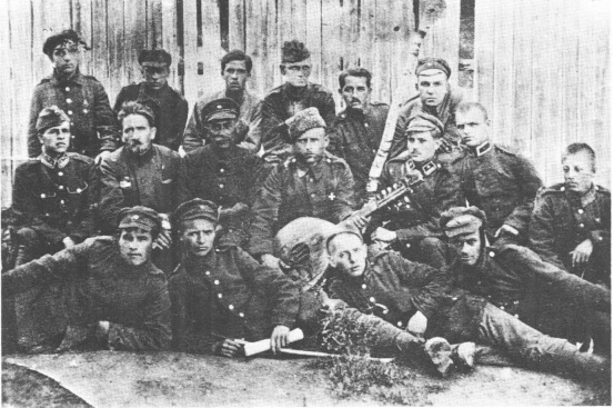 Віктор Цимбал (другий ліворуч у першому ряду) у таборі Вадовіце, 1921 р.