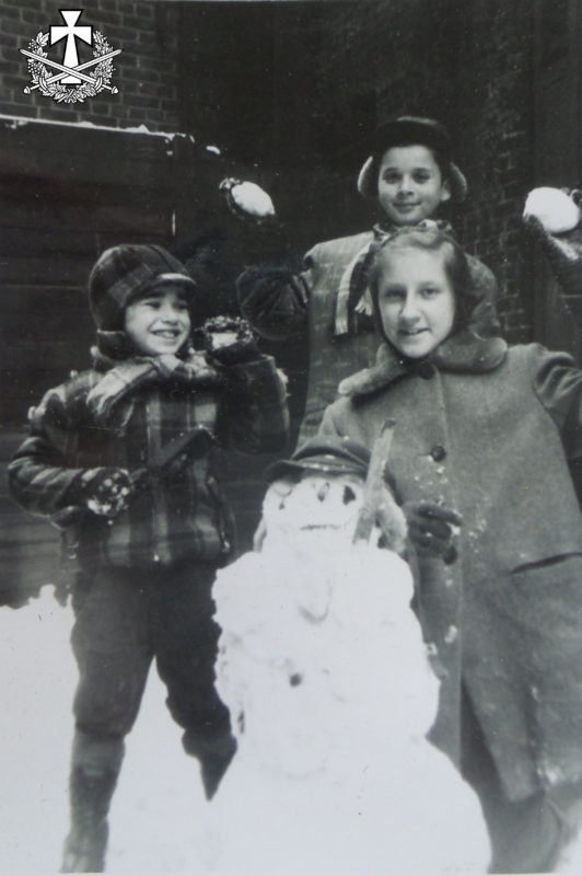 Балабанові діти бавляться в сніжки з сусідкою-українкою. Нью-Йорк, 1957 р.