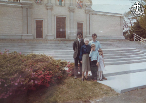 Емілія Балабан із синами Олександром та Зиновієм, а також із онуками (дітьми Зиновія): Михайлом та Уляною. Савт-Бавнд-Брук, Нью-Джерсі - орієнтовно 1980 р.