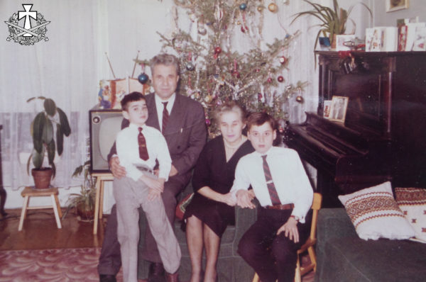 Родина Балабанів у своєму помешканні в Квінс, Нью-Йорк, кінець 1950-х років.